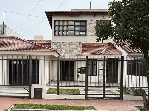 Venta casa 3 d en pb + dpto 1d en pa en b° parque corema
