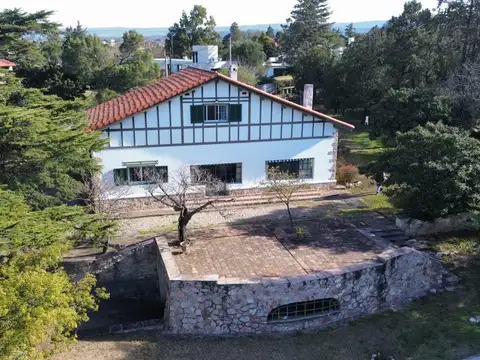 Venta casa  en carlos paz amplio terreno 9.284 m2