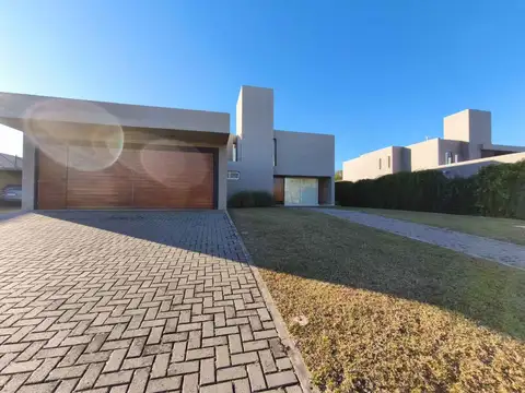 Venta casa de categoría 3 dor la santina zona sur