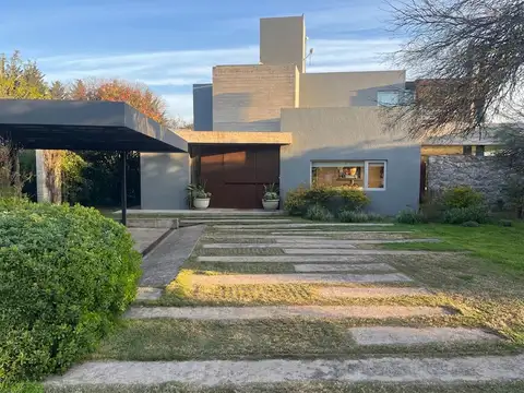Venta | casa de arquitectura de autor · 3 dorm. + estar/atelier/playroom · lote 1.948 m² · altos del golf, villa allende