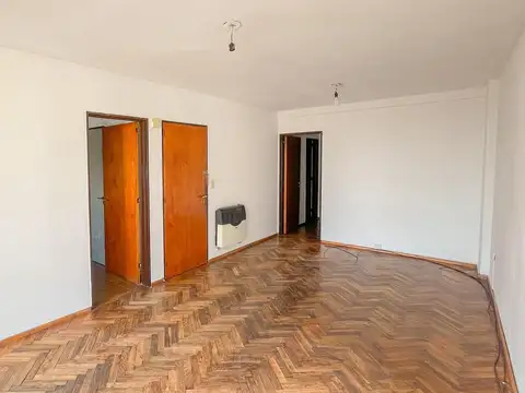 Departamento 2 dormitorios con cocina separada y balcón al frente en zona centro