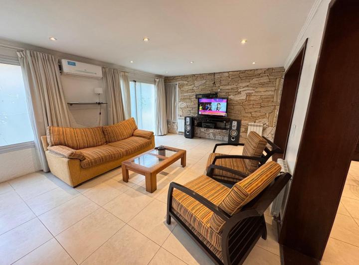 Casa · 371m² · 6 Ambientes · 1 Cochera