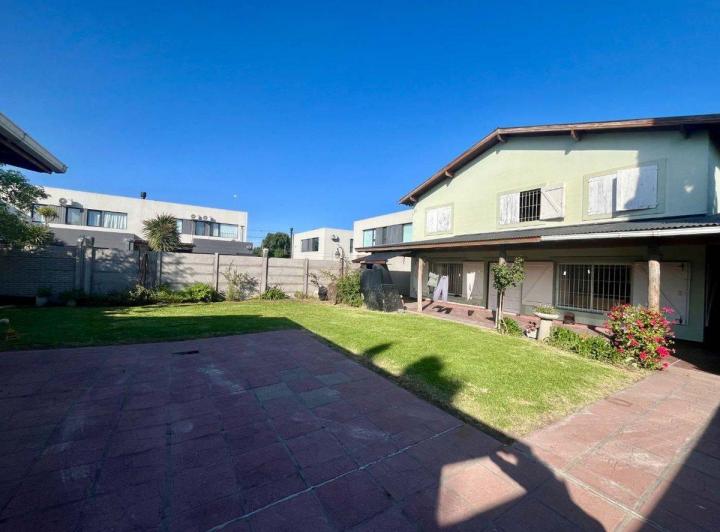 Casa · 240m² · 5 Ambientes · 2 Cocheras