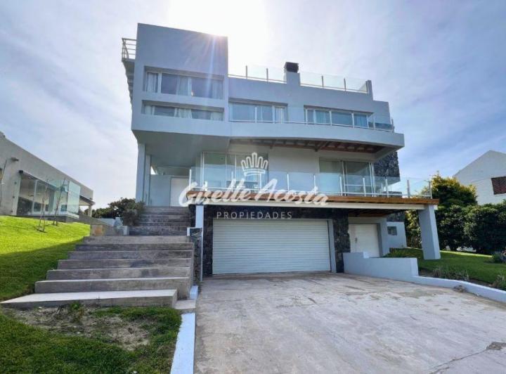 Casa · 220m² · 5 Ambientes · 2 Cocheras