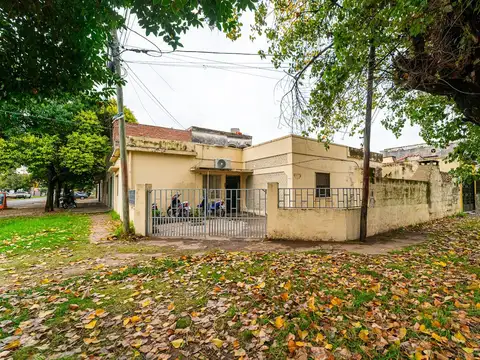 Casa en venta en rosario con patio y cochera