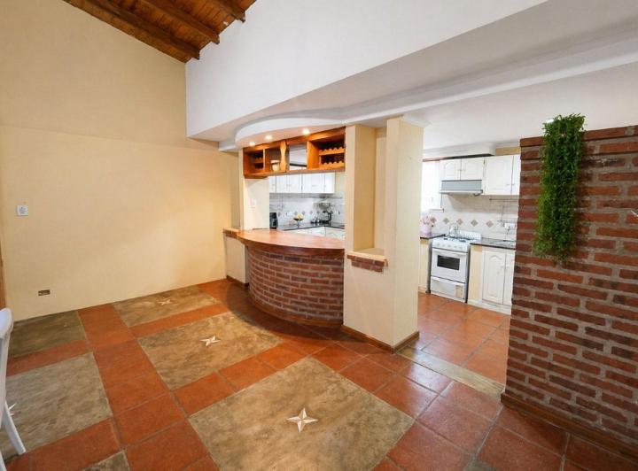 Casa · 180m² · 7 Ambientes · 2 Cocheras
