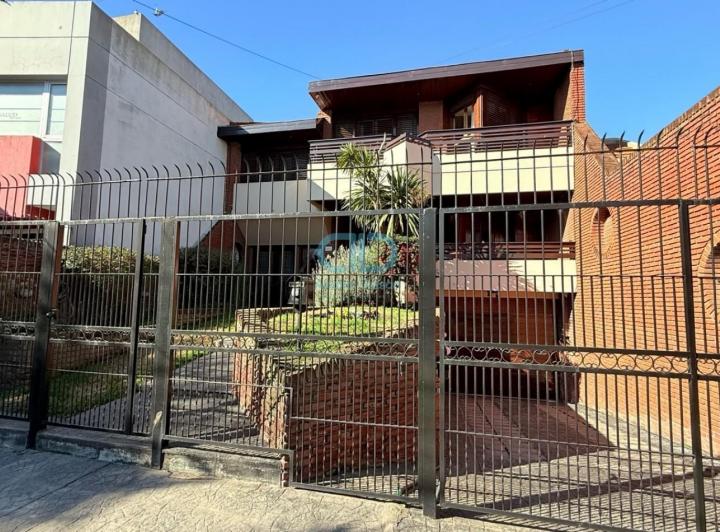 Casa · 432m² · 5 Ambientes · 4 Cocheras