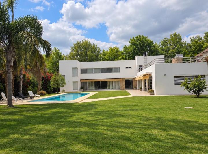 Casa · 550m² · 8 Ambientes