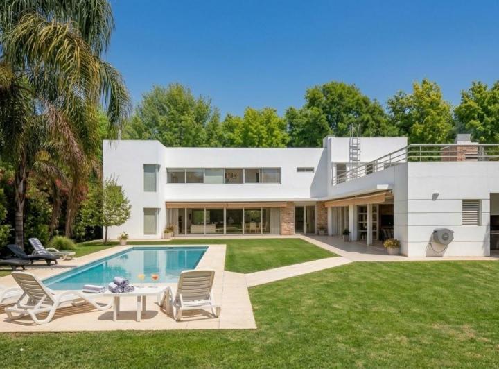 Casa · 550m² · 10 Ambientes · 4 Cocheras