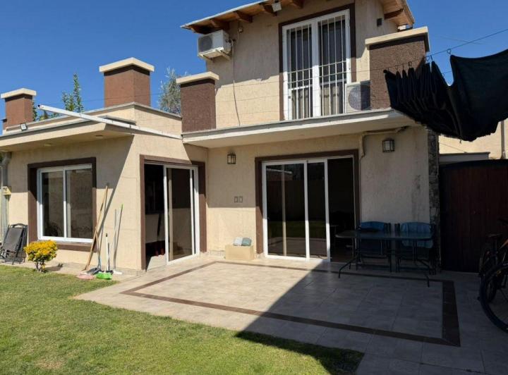 Casa · 150m² · 8 Ambientes · 2 Cocheras