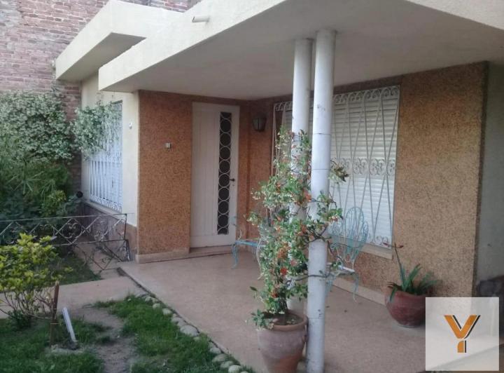 Casa · 260m² · 8 Ambientes · 2 Cocheras