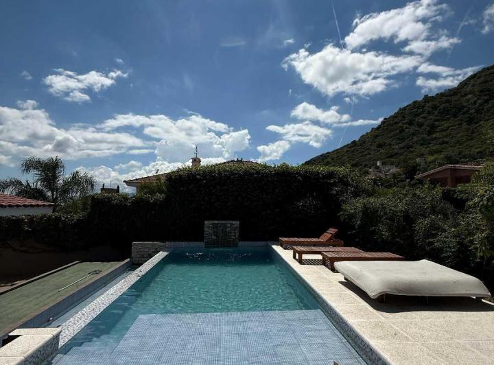 Casa · 250m² · 4 Dormitorios · 3 Cocheras