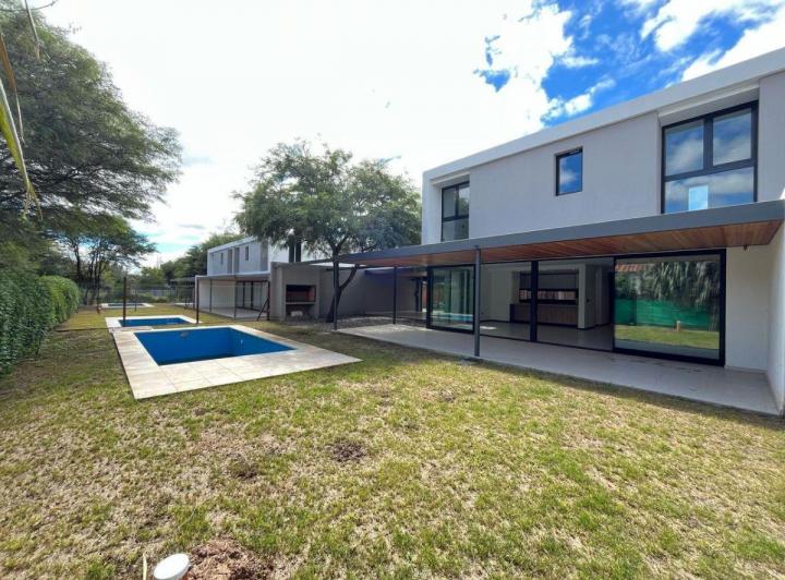 Casa · 250m² · 5 Ambientes · 2 Cocheras