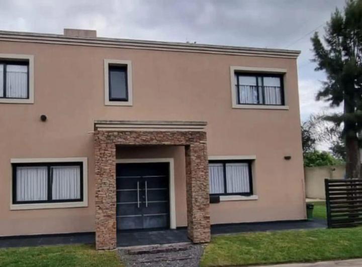Casa · 200m² · 5 Ambientes · 2 Cocheras
