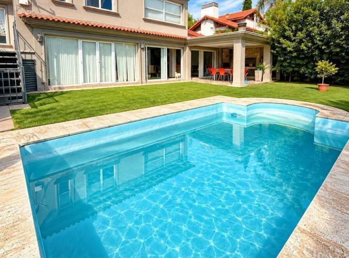 Casa · 415m² · 4 Dormitorios · 2 Cocheras