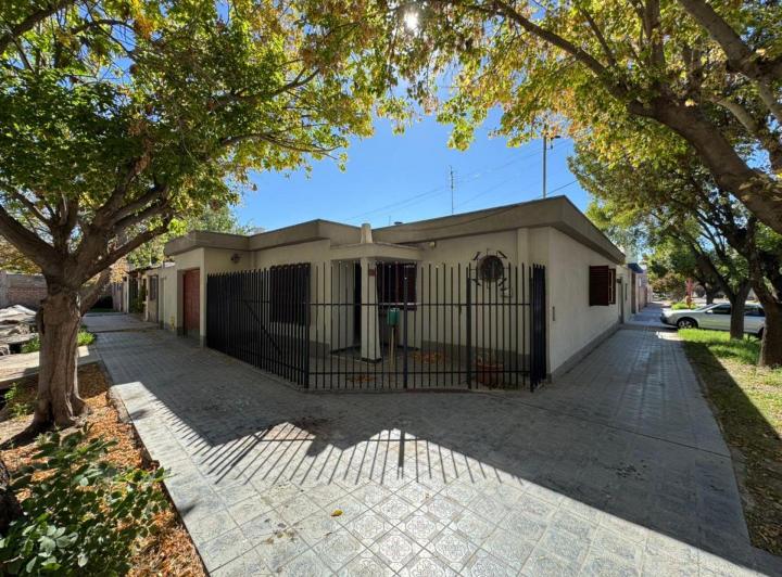 Casa · 230m² · 8 Ambientes · 3 Cocheras