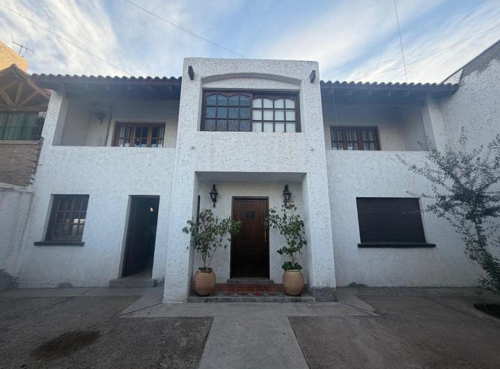 Casa · 185m² · 6 Ambientes · 2 Cocheras