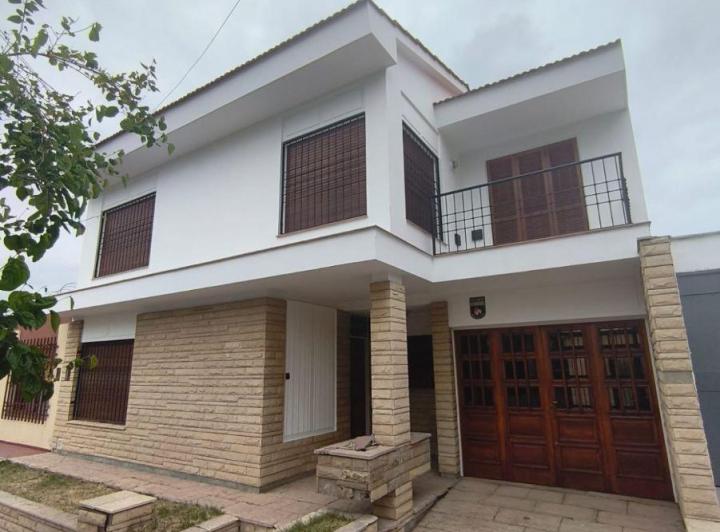 Casa · 216m² · 7 Ambientes · 2 Cocheras