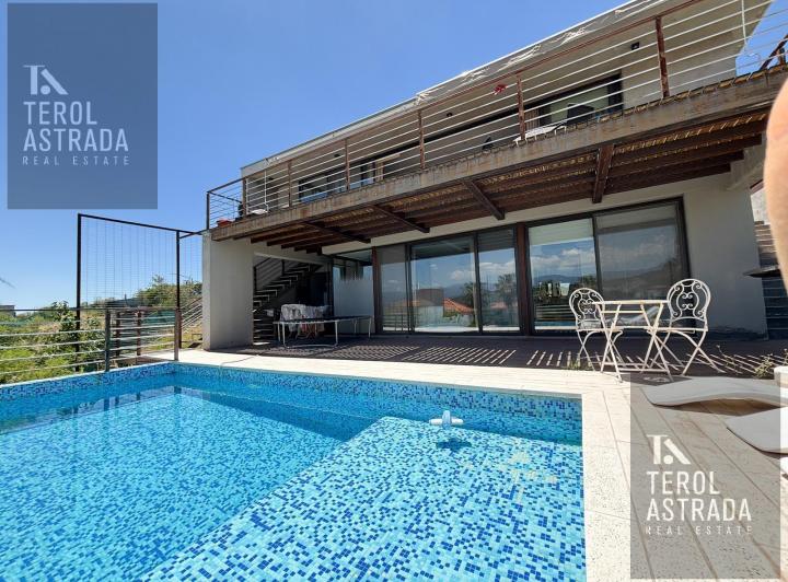 Casa · 337m² · 6 Ambientes · 2 Cocheras
