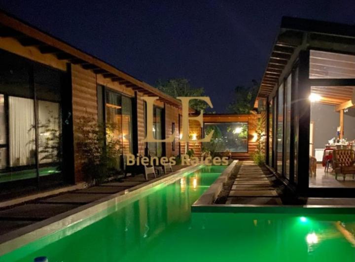 Casa · 235m² · 4 Ambientes · 6 Cocheras