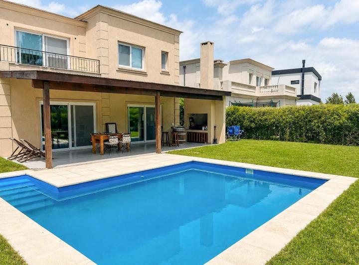Casa · 200m² · 5 Ambientes · 2 Cocheras