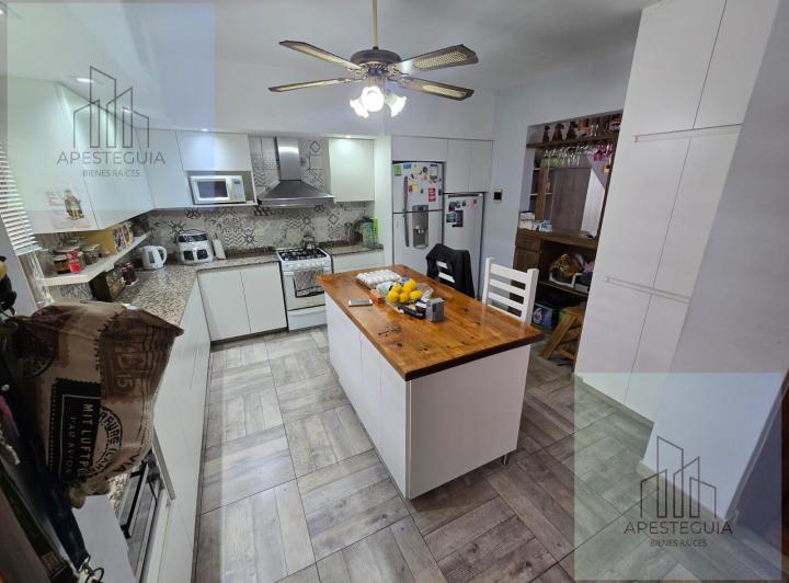 Casa · 142m² · 6 Ambientes · 2 Cocheras