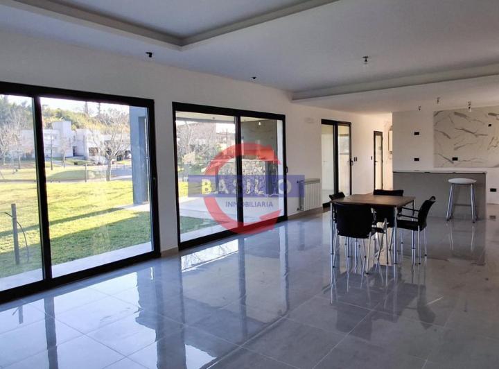 Casa · 169m² · 4 Ambientes · 2 Cocheras