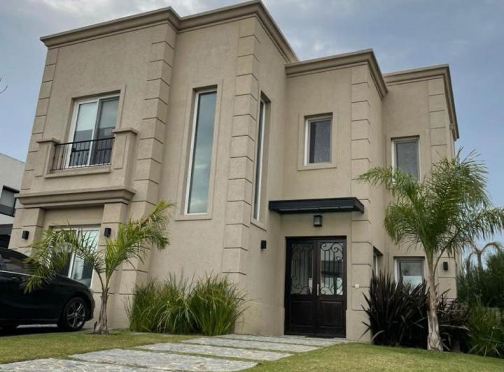 Casa · 200m² · 5 Ambientes
