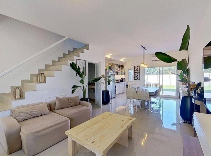 Casa · 78m² · 4 Ambientes · 3 Cocheras