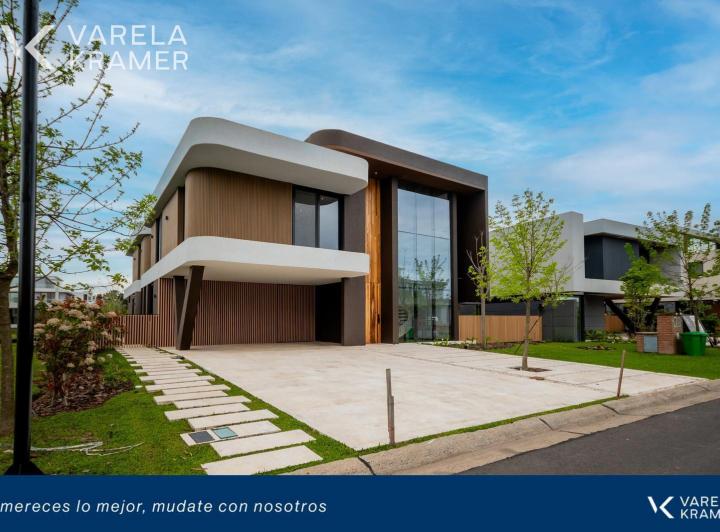 Casa · 908m² · 6 Ambientes · 4 Cocheras