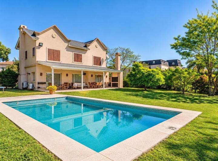 Casa · 230m² · 6 Ambientes · 2 Cocheras