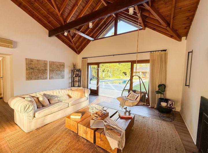 Casa · 1998m² · 7 Ambientes · 6 Cocheras