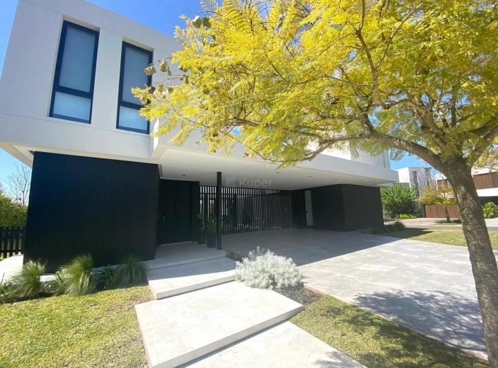 Casa · 507m² · 8 Ambientes · 3 Cocheras