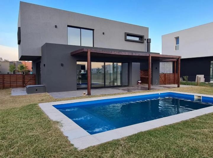 Casa · 173m² · 4 Ambientes · 4 Cocheras
