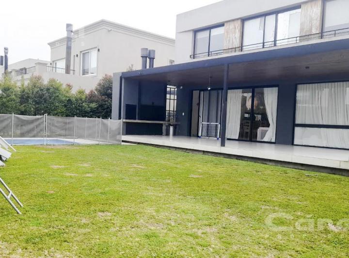 Casa · 255m² · 7 Ambientes · 3 Cocheras