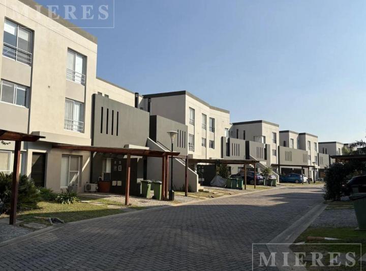 Casa · 68m² · 3 Ambientes · 1 Cochera