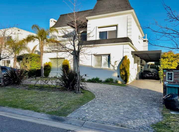 Casa · 350m² · 5 Ambientes · 4 Cocheras