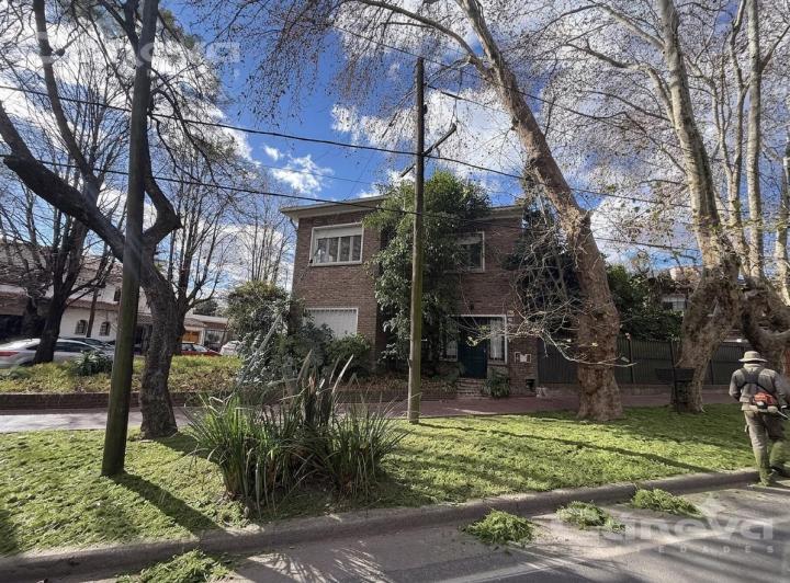 Casa · 259m² · 6 Ambientes · 2 Cocheras