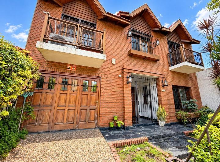 Casa · 160m² · 5 Ambientes · 2 Cocheras