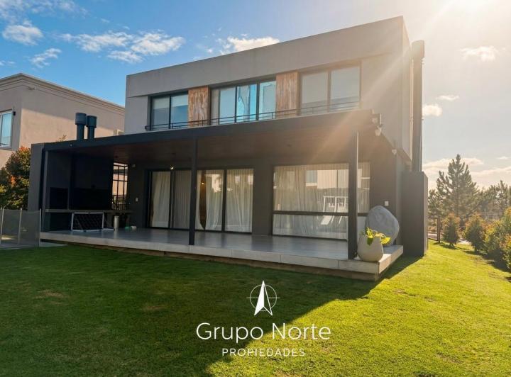 Casa · 270m² · 5 Ambientes · 2 Cocheras