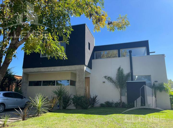 Casa · 270m² · 5 Ambientes · 2 Cocheras