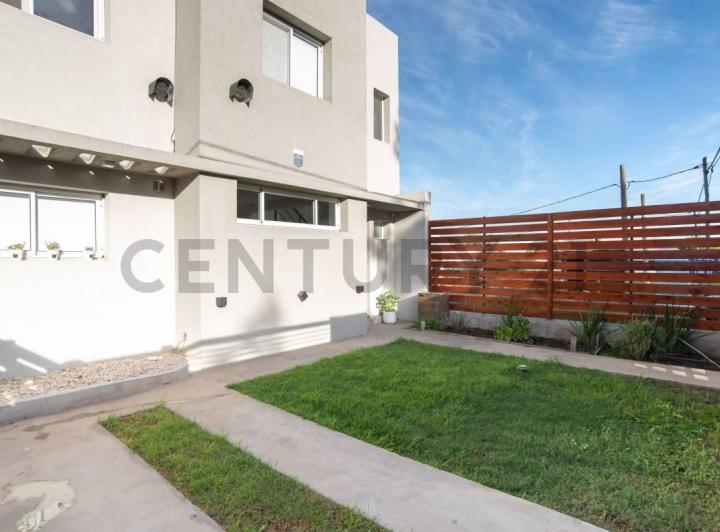 Casa · 82m² · 4 Ambientes · 2 Cocheras