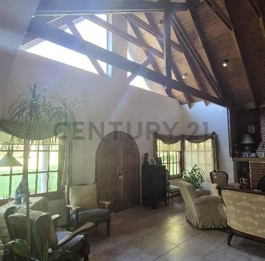 Casa · 320m² · 8 Ambientes · 4 Cocheras
