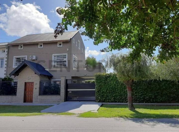 Casa · 180m² · 5 Ambientes · 2 Cocheras