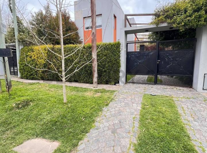 Casa · 82m² · 4 Ambientes · 1 Cochera