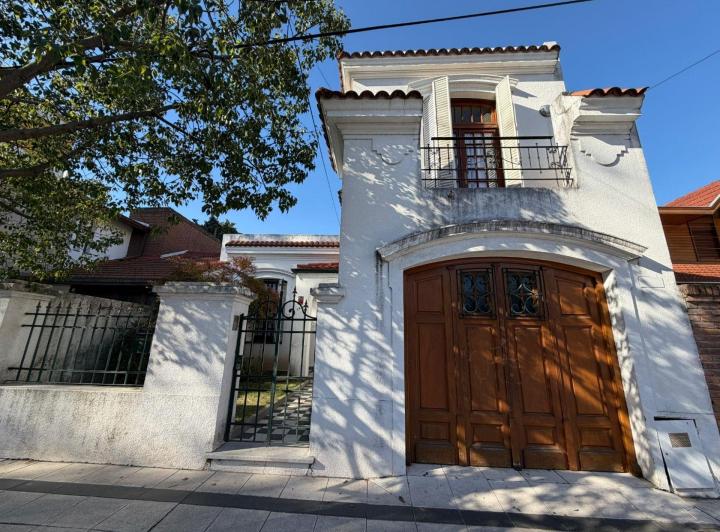 Casa · 210m² · 4 Ambientes · 1 Cochera
