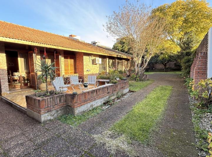 Casa · 229m² · 5 Ambientes · 4 Cocheras