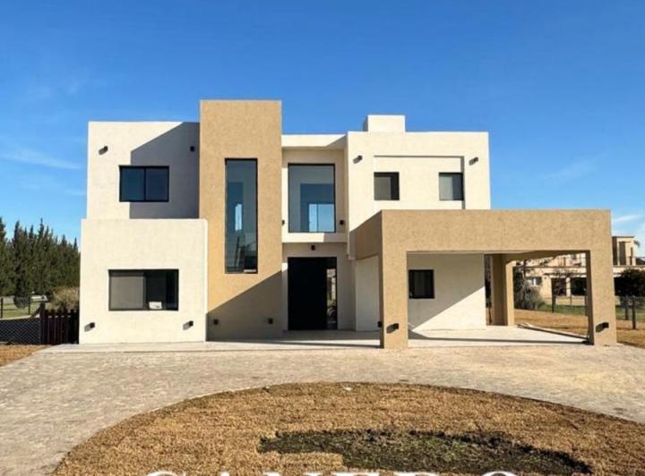 Casa · 220m² · 6 Ambientes · 2 Cocheras