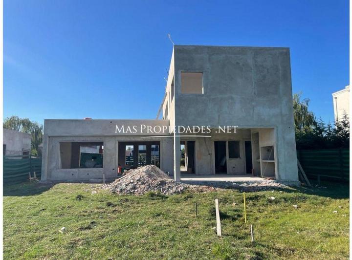 Casa · 227m² · 4 Ambientes · 1 Cochera