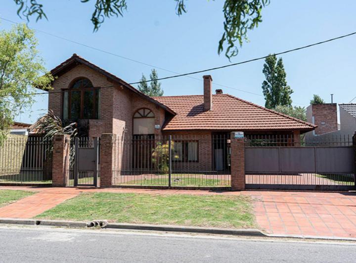 Casa · 352m² · 8 Ambientes · 4 Cocheras